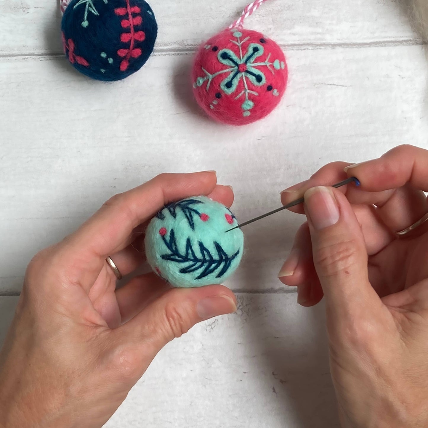 Bergin & Bath Needle Felting Kit: Christmas Baubles