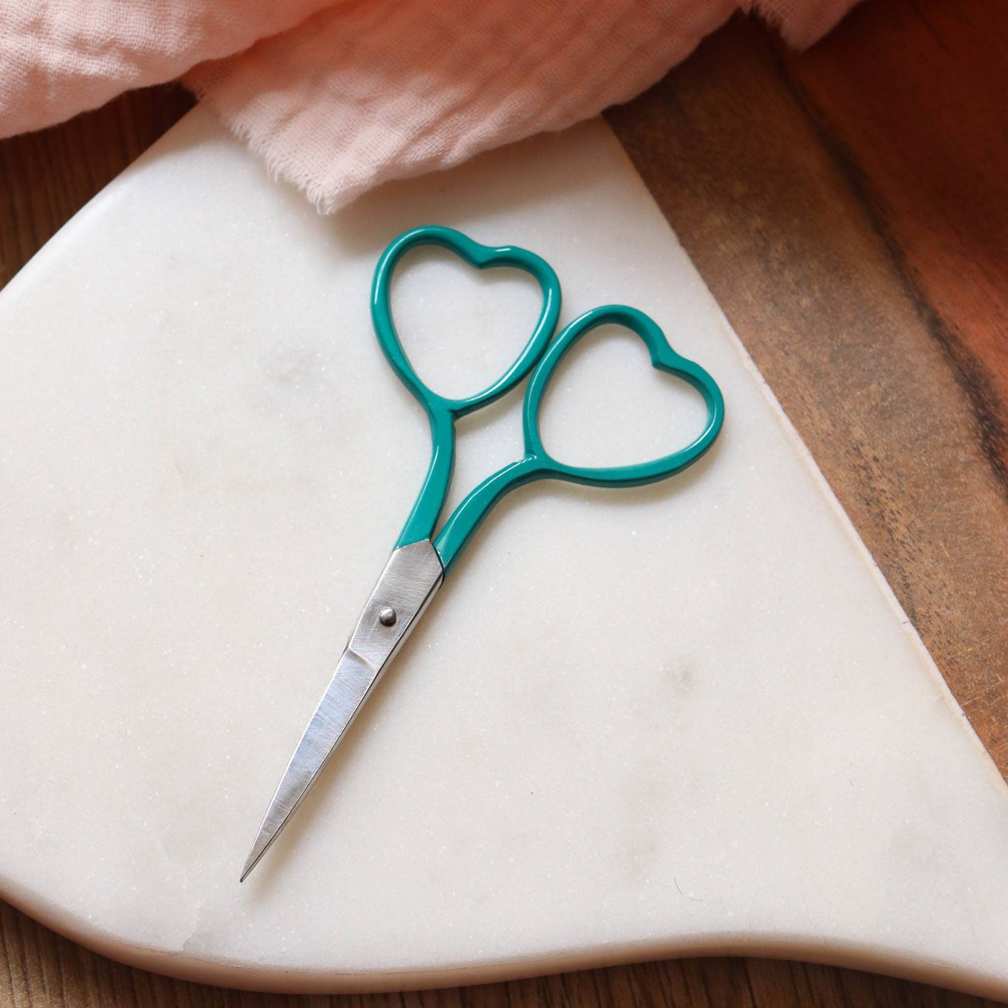 Lise Tailor Heart Embroidery Scissors: Vivid purple