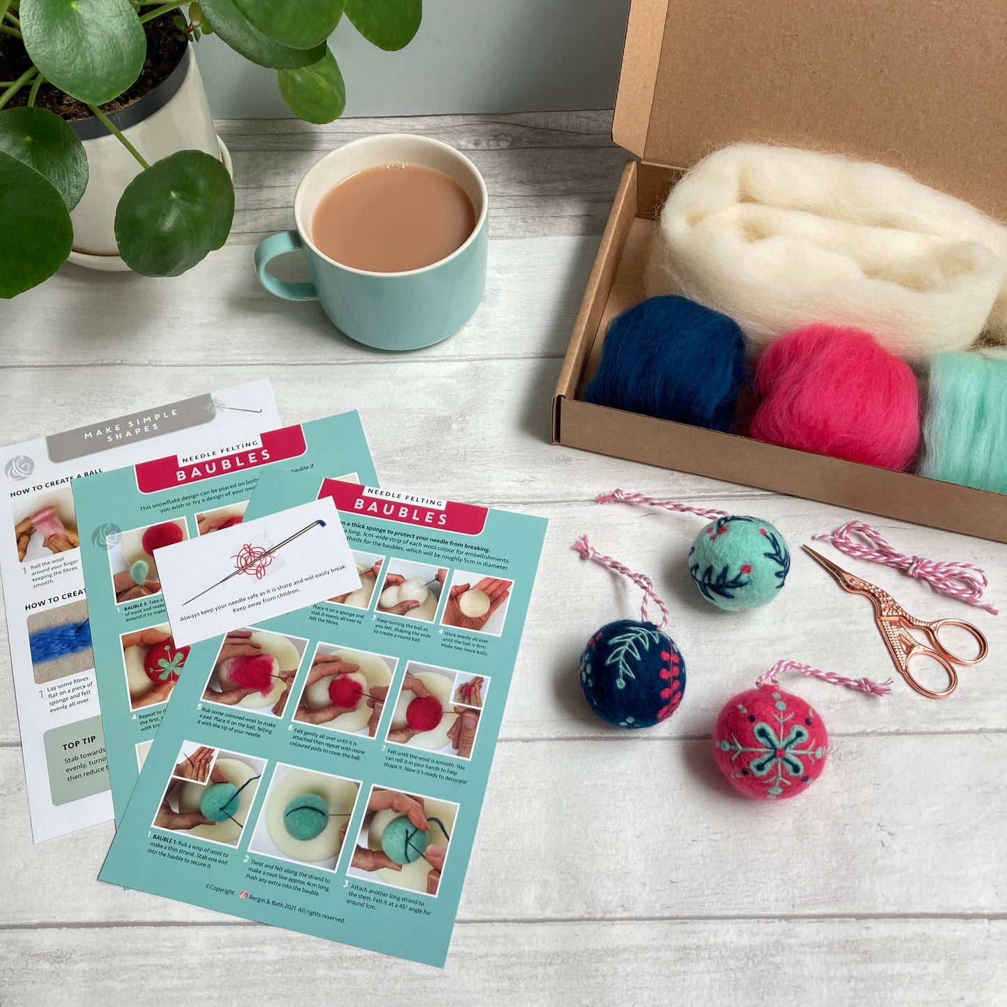 Bergin & Bath Needle Felting Kit: Christmas Baubles
