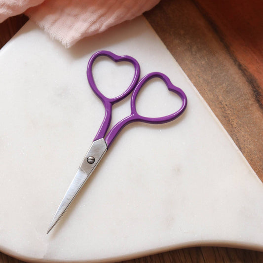 Lise Tailor Heart Embroidery Scissors: Vivid purple