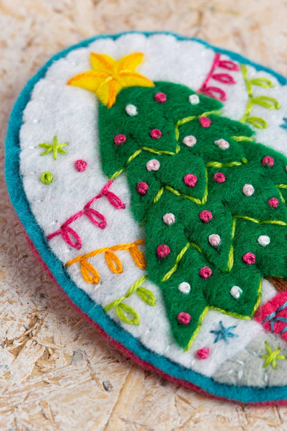 Hawthorn Handmade Merry Christmas Felt Craft Brooch Kit