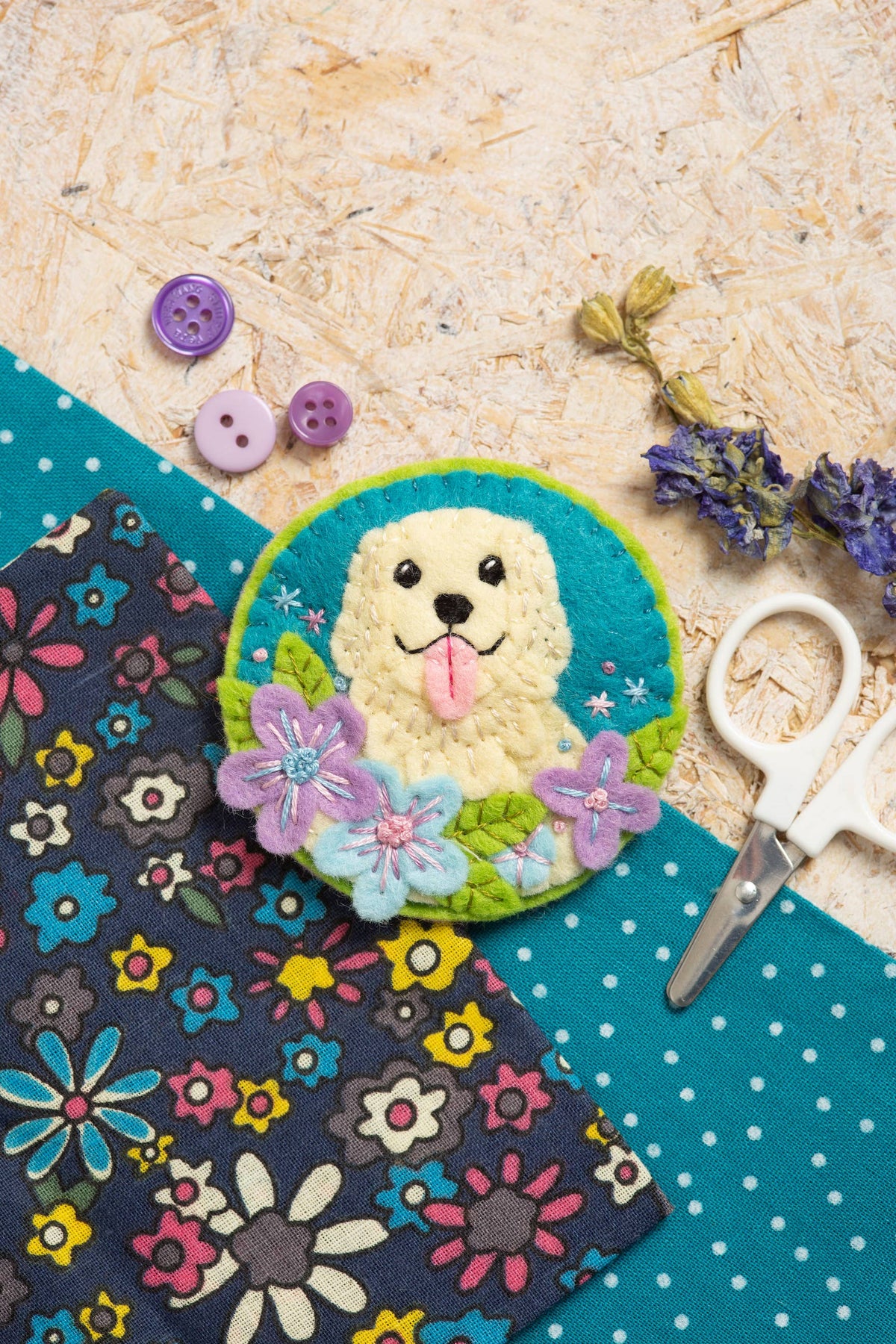 Hawthorn Handmade Golden Retriever Felt Craft Brooch Kit